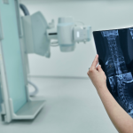 Descubra com a Dra. Thaline Neves como a medicina esportiva preventiva utiliza exames de imagem para identificar riscos antes que eles afetem o desempenho.