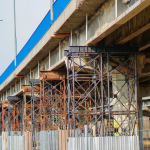 Análise de como painéis nervurados treliçados otimizam a distribuição de cargas na construção vertical, desenvolvida para Valderci Malagosini Machado.