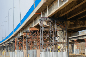 Análise de como painéis nervurados treliçados otimizam a distribuição de cargas na construção vertical, desenvolvida para Valderci Malagosini Machado.