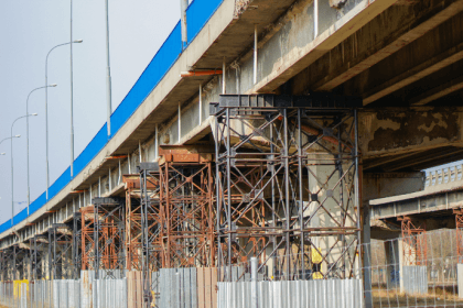 Análise de como painéis nervurados treliçados otimizam a distribuição de cargas na construção vertical, desenvolvida para Valderci Malagosini Machado.