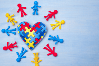 Descubra por que identificar sinais de autismo o quanto antes pode transformar vidas e compreenda essa importância com Alexandre Costa Pedrosa.