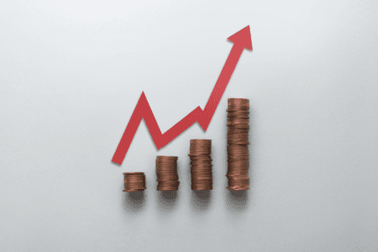 Entenda o que é inflação, por que ela acontece e como impacta diretamente preços, consumo e o seu poder de compra no dia a dia.