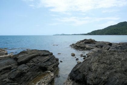Praias do Litoral de São Paulo Enfrentam Desafios de Poluição e Esgoto