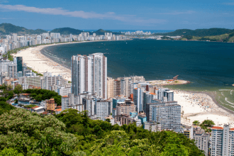 Santos se destaca como melhor cidade do litoral paulista para viver após os 60 anos