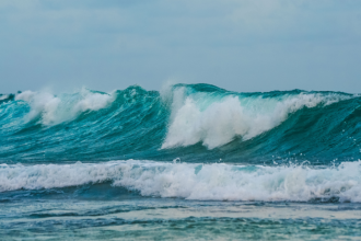 Ressaca e mar agitado colocam praias do Sul e Sudeste em alerta: como isso pode afetar sua viagem ao litoral?